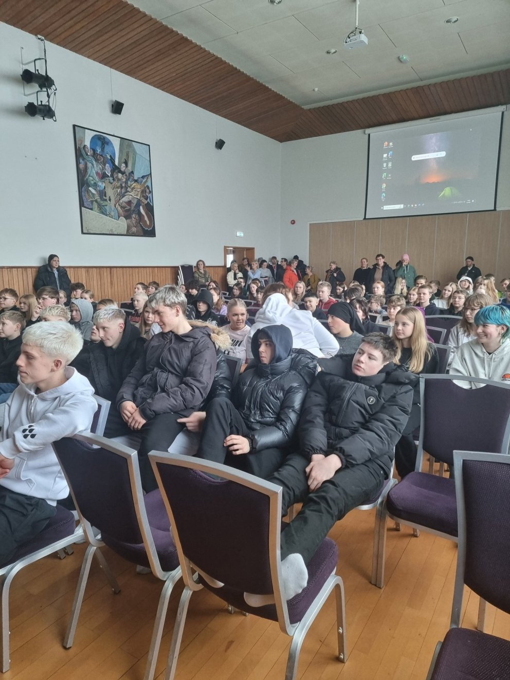 Fyrirlestur í félagsheimlili.