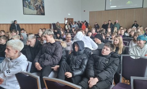 Fyrirlestur í félagsheimlili.